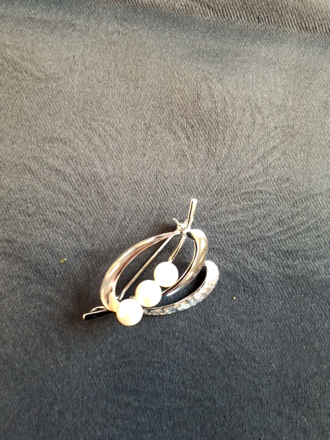 Mikimoto broche